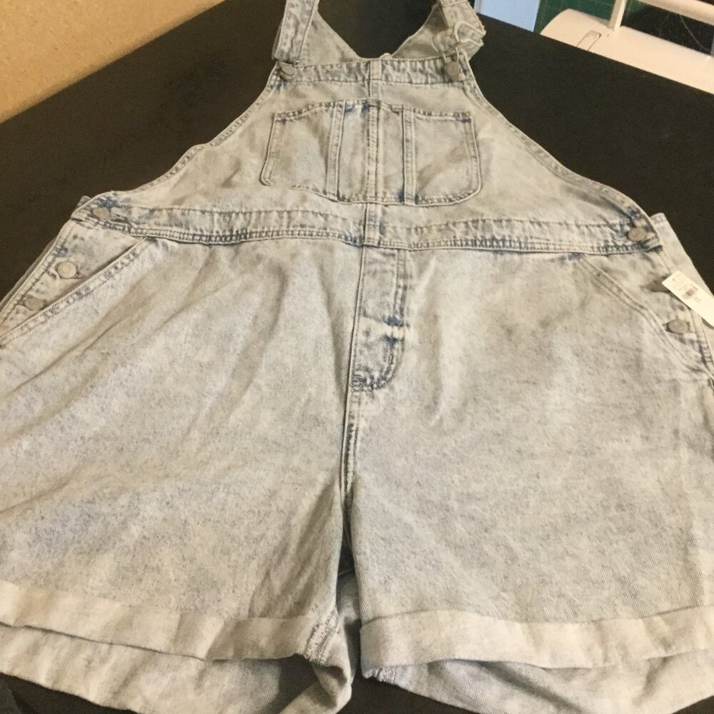 NWT Old Navy short all size XXL light wash adjustable straps denim silver button
